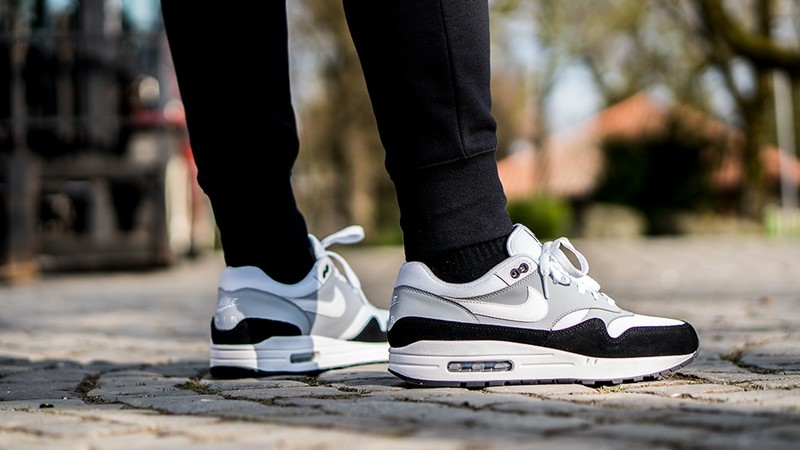 Air max 1 store wolf grey on feet